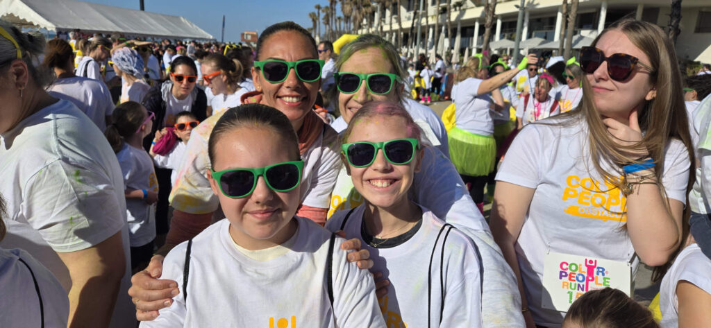 Groupe d'amis couverts de couleurs, tout sourire